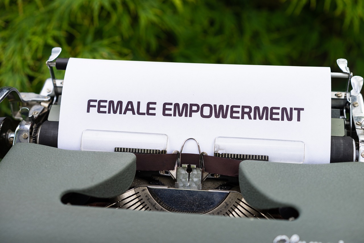 entdecken sie die entwicklung und den einfluss feministischer bewegungen im laufe der geschichte. erfahren sie mehr über die schlüsselakteure, wichtigen ereignisse und die anhaltenden herausforderungen, mit denen feministinnen konfrontiert sind, um gleichstellung und gerechtigkeit für alle geschlechter zu erreichen.
