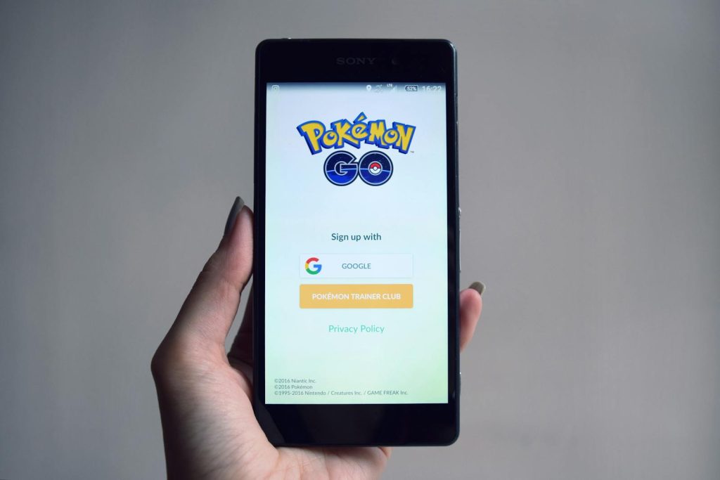 Pokemon Go-Anwendung auf dem Smartphone-Bildschirm