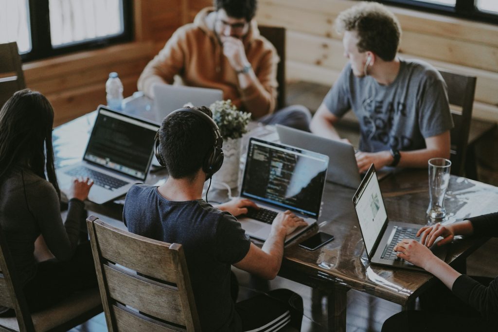 Gruppe von Personen, die einen Laptop benutzen